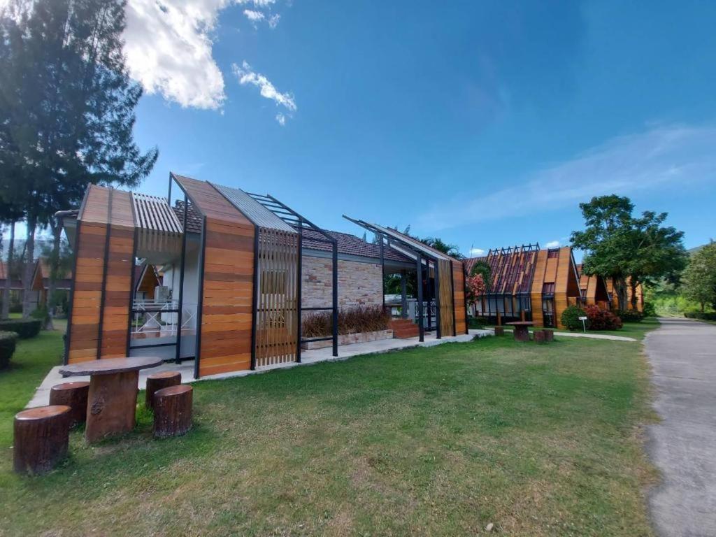Tanaosri & Creekside Resort Suan Phueng Exterior photo