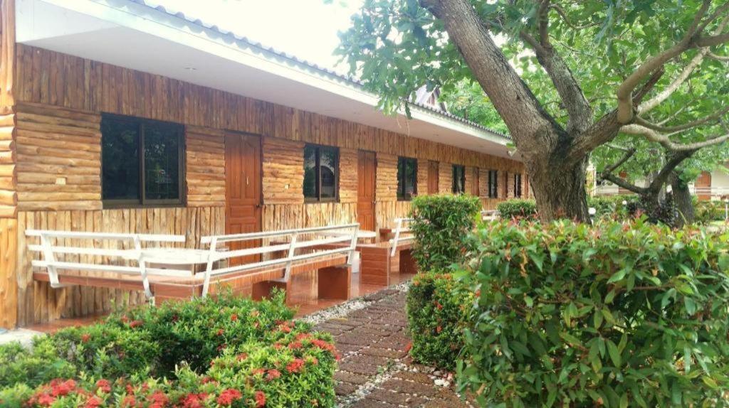 Tanaosri & Creekside Resort Suan Phueng Exterior photo