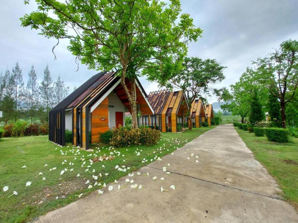 Tanaosri & Creekside Resort Suan Phueng Exterior photo