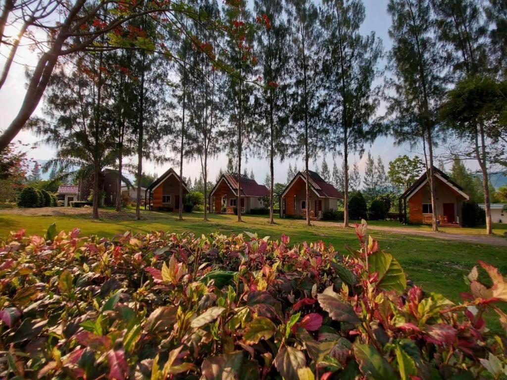 Tanaosri & Creekside Resort Suan Phueng Exterior photo