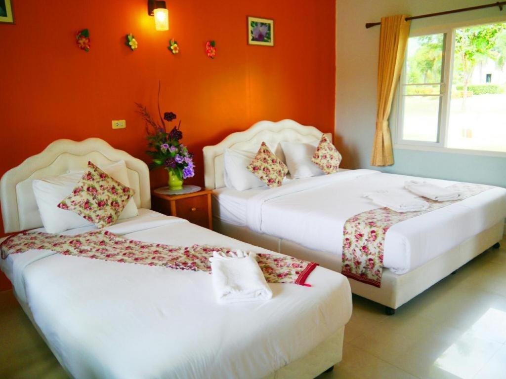 Tanaosri & Creekside Resort Suan Phueng Exterior photo